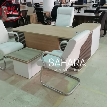 Bureau de direction avec retour avec des rayures sur les deux cotés 
exposé dans le showroom avec un ensemble de fauteuils blanc en simili cuir 