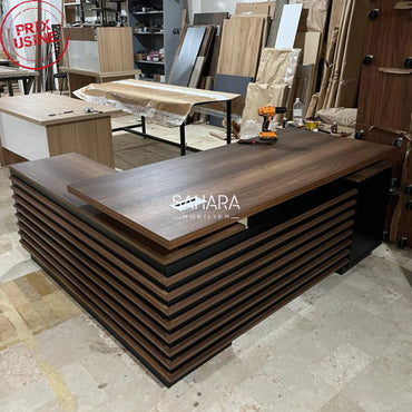 Bureau en bois avec passes câble le voile du bureau contient des rayures en marron et noir exposé dans l'atelier