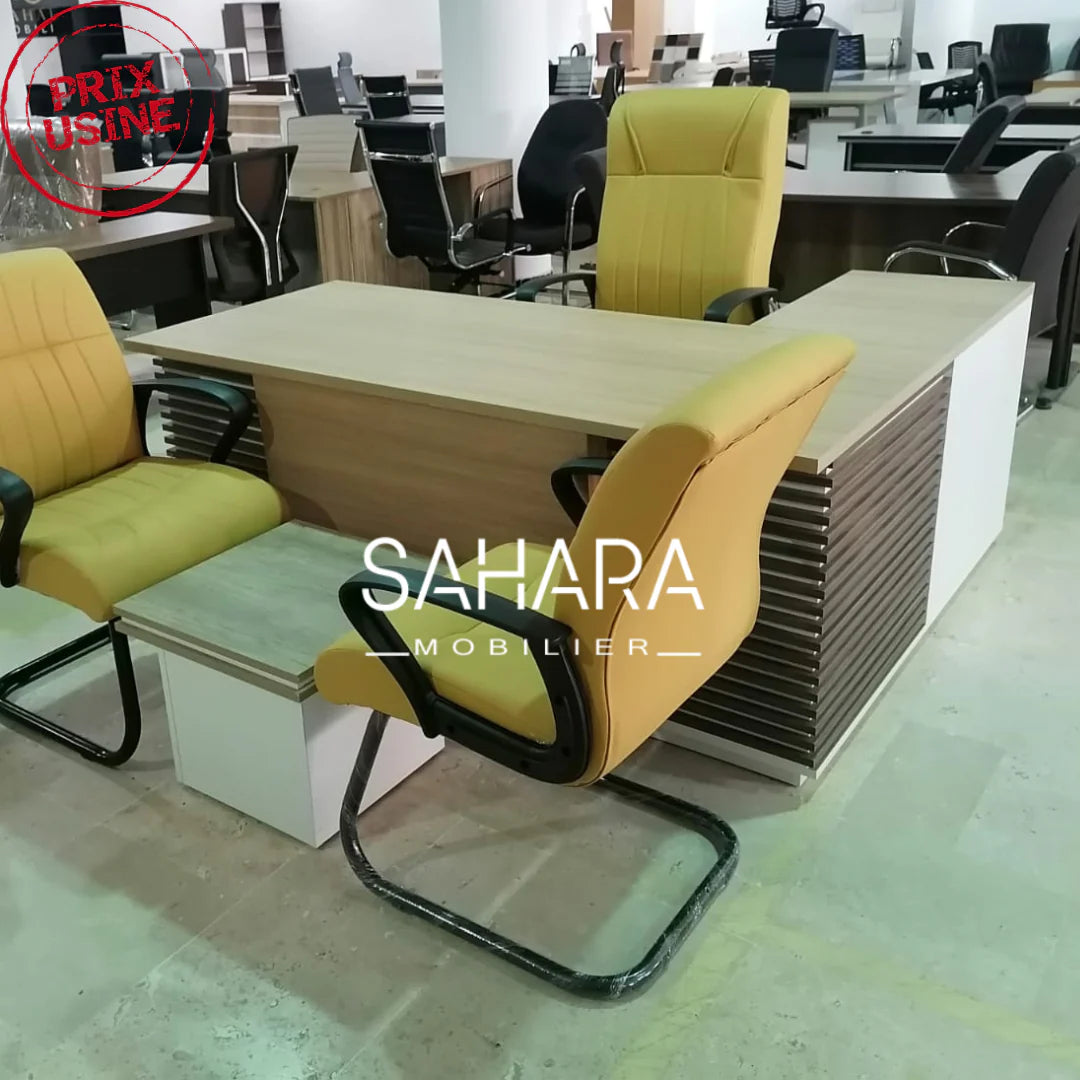 Bureau de direction avec retour avec des rayures sur les deux cotés 
exposé dans le showroom avec un ensemble de fauteuils jaune en simili cuir  et une table basse