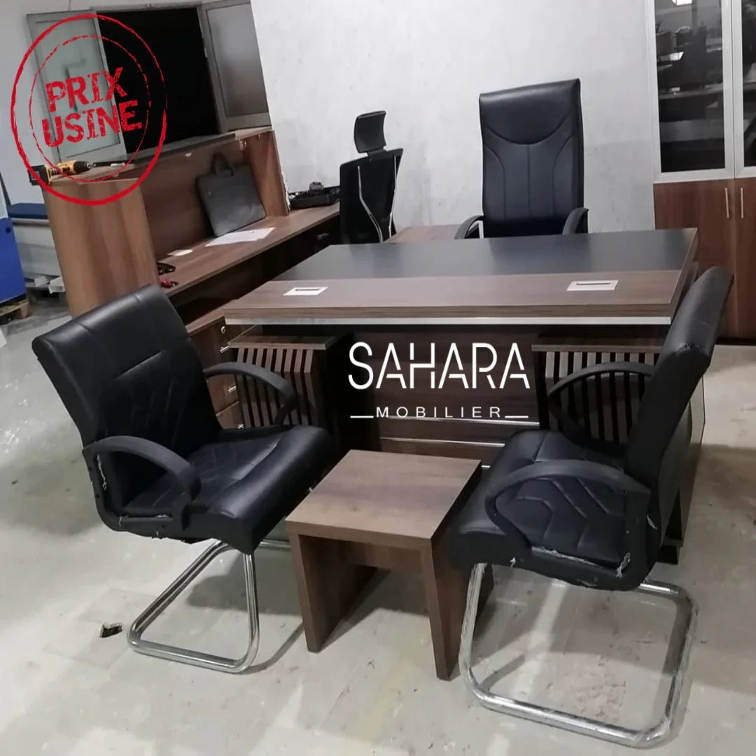 Bureau de direction en Marron exposé dans le showroom Sahara mobilier avec des fauteuils en roulettes chromé en simili cuir
avec une table basse