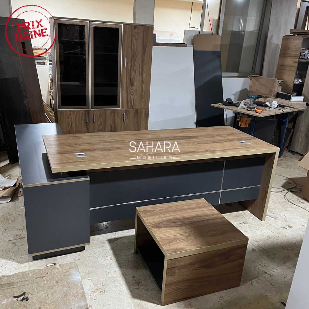 bureau de direction en MDF avec retour fixe et caisson mobile exposé ave une table basse et armoire vitré