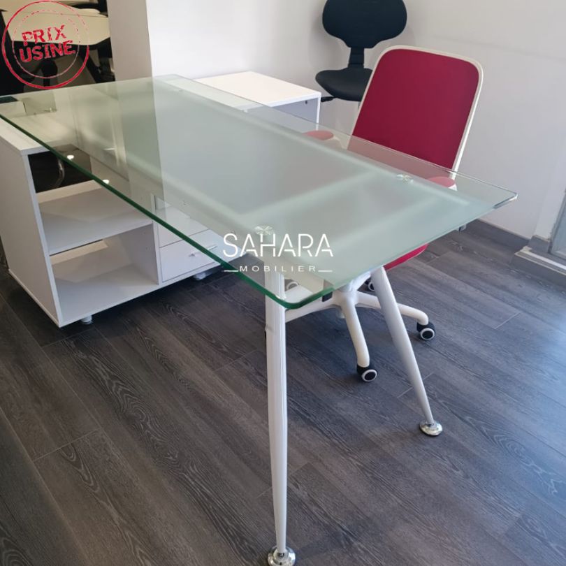 bureau plateau en verre piétements :  2 en métal 2 style niche fixé sur le coté droit du bureau