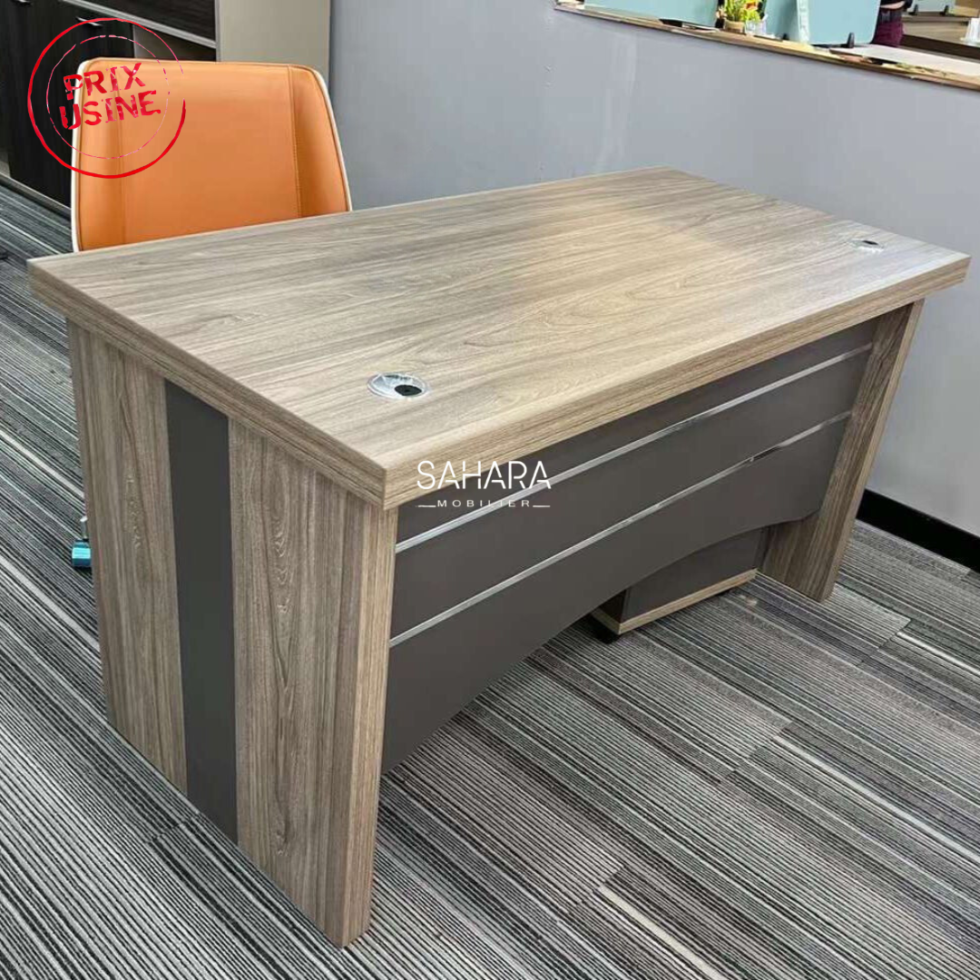 Un bureau en bois avec une chaise orange dans un coin